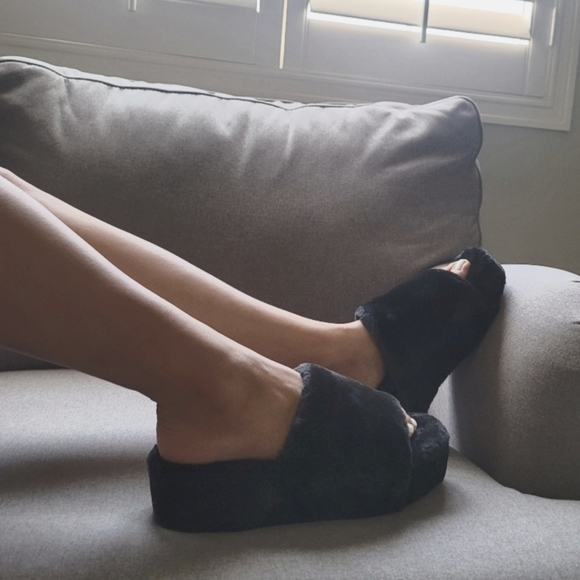 𝙇𝙖𝙨𝙩 𝙎𝙞𝙯 9 🖤Fur Love Platform Sandal -BLACK - Picture 2 of 8